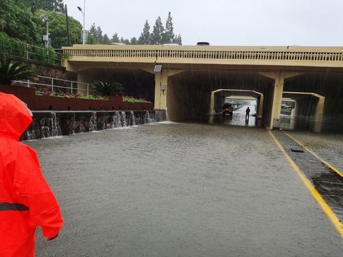 暴雨对高铁有什么影响上海高架断裂高架桥漏水怎么处理 汽车1